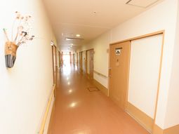 明るい通路とドア
