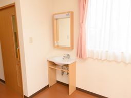 洗面台と鏡のある居室