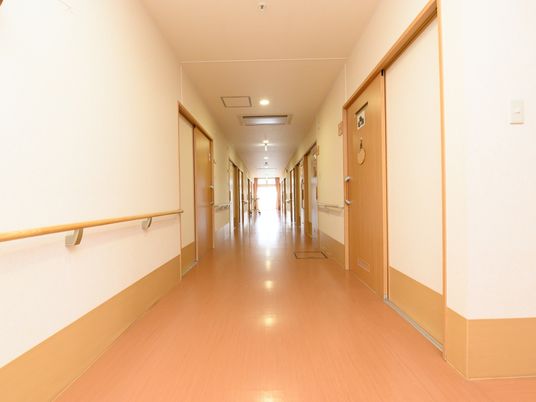 明るく清潔な廊下