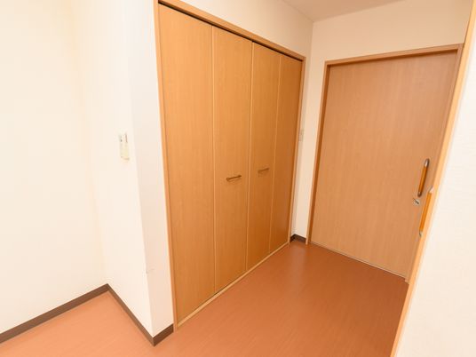 清潔な居室の扉