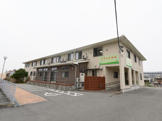 明るい白色の建物外観