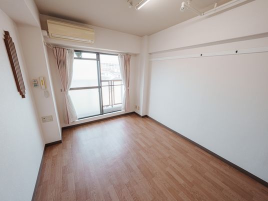 明るい居室の一角