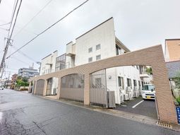 静かな佇まいの建物外観