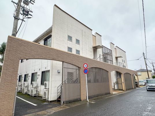 白い外壁の建物外観