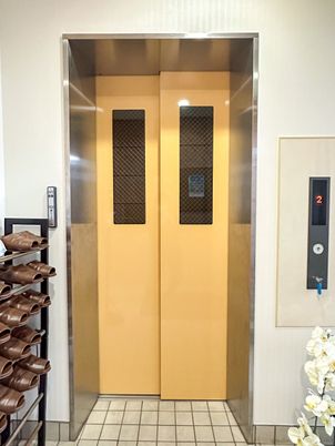安全で使いやすいエレベーター内観
