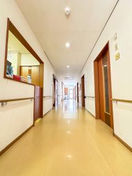 光の差す廊下