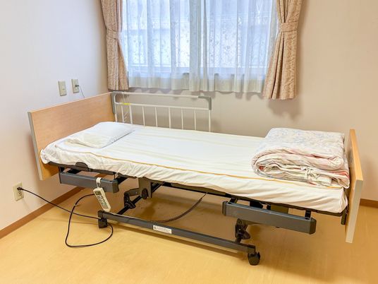 寝室のベッド