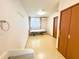 ベッドのある居室  