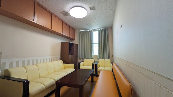 落ち着いた雰囲気のソファーとテーブルのある部屋