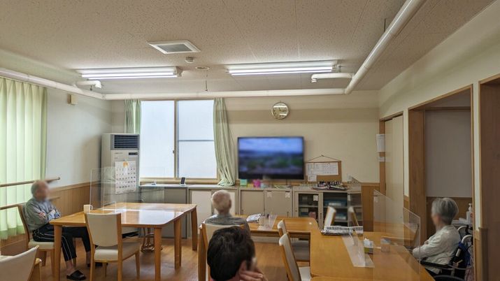 明るいリビングでの光景