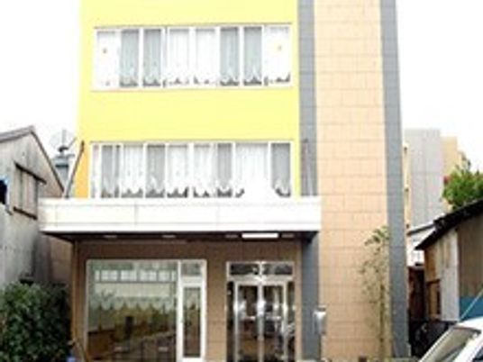 黄色い外壁の建物入口