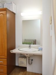 洗面台と鏡のある角部屋