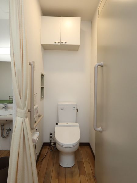 手すり付き洗面トイレ空間