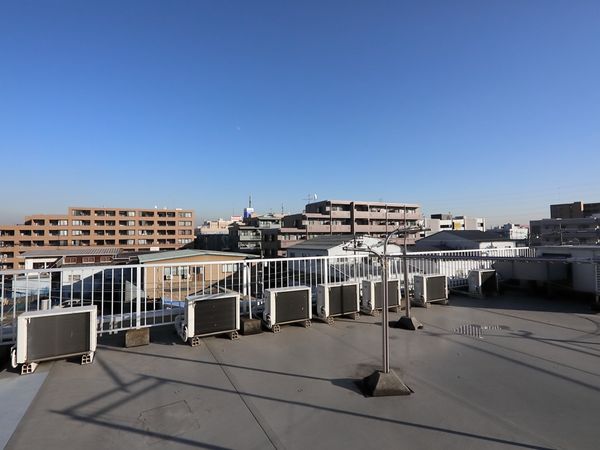 屋上と機器の風景