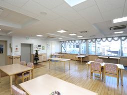 広々とした明るい食堂