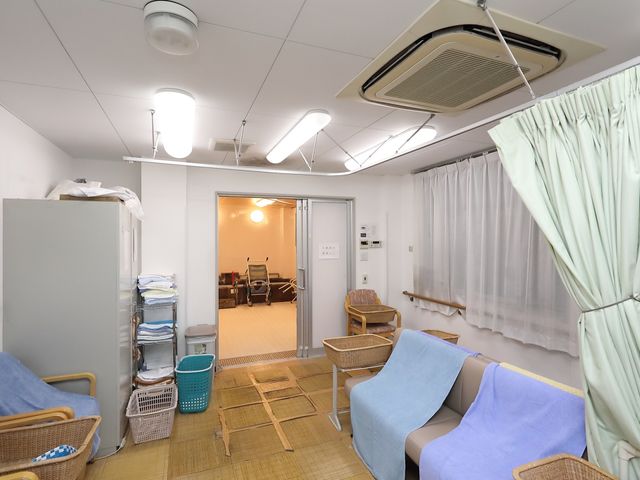 和の趣ある空間の多目的室 脱衣所 畳敷きで落ち着いた雰囲気の空間です。椅子やソファでのひと時が、安らぎを与えてくれそうです。