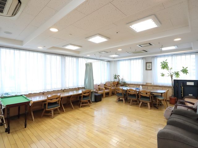 広々とした共有スペース 談話室 天井が高く、窓から自然光がたっぷり差し込むラウンジです。ゆったりとしたソファがあり、居心地の良い休憩時間を過ごせます。