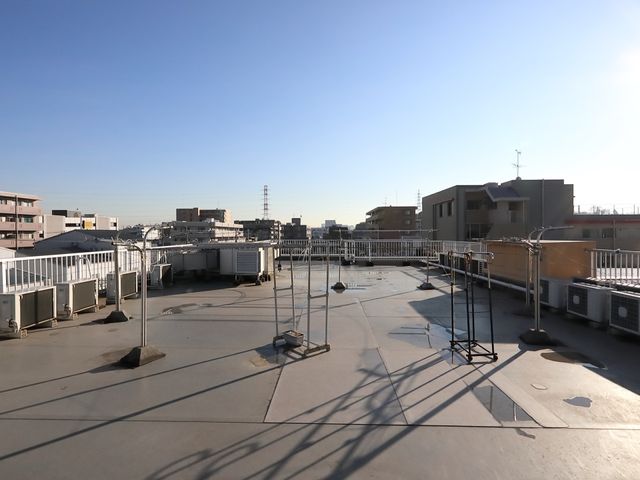 広々とした屋上の空間 屋上 ゆったりとした屋上があり、明るい日差しの下でリラックスしたひと時を過ごせる環境が整っています。空と街を背景に、新しい職場での一日を想像してみてください。