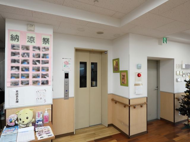 ロビーのエレベーター前 エレベーター ゆとりある空間のロビーには、清潔感のあるエレベーターが備わっており、日々の業務にも安心の配慮です。