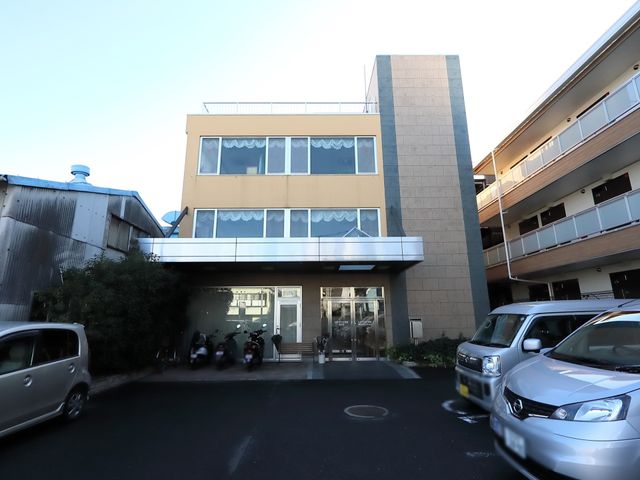 施設の外観とエントランス 外観 ガラス戸が特徴のエントランスは、明るい印象を与え、訪れる人々を暖かく迎え入れます。車椅子の方も安心して出入りできる設計になっております。