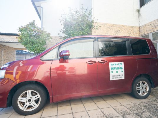 赤い送迎車