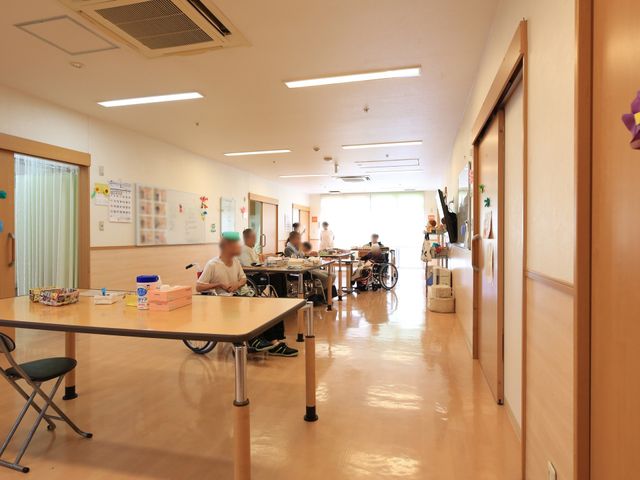 多目的利用の活動室 共有スペース 様々な活動が行われる広々とした明るい空間で、居心地の良い時間を過ごせます。利用者の方々が集い、穏やかな交流が生まれる場所です。