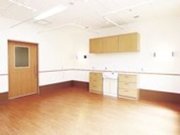 明るい木目調の多目的室