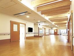 明るい木造調の廊下