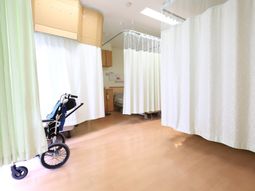 カーテンで仕切られた空間