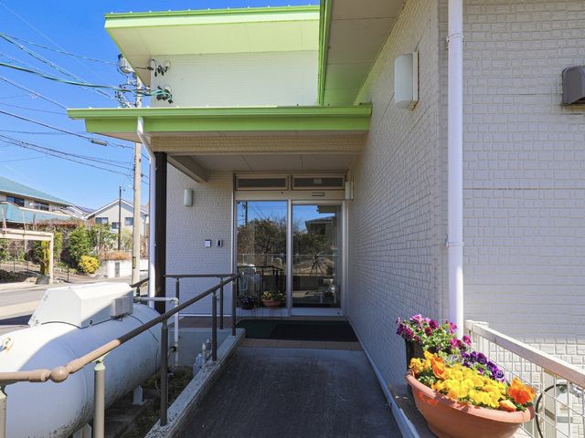 居室の出入口 外観 車椅子対応のスロープと植え込みがあるエントランスは、訪れる人々を優しく迎えます。