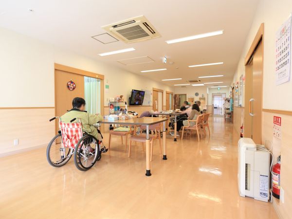 明るい多目的室の一角