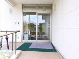 入口のアプローチと手すり