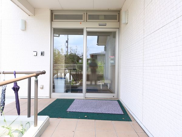 入口のアプローチと手すり