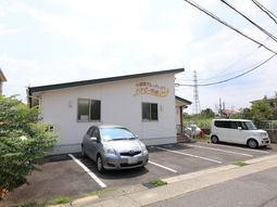 施設の外側の明るい風景