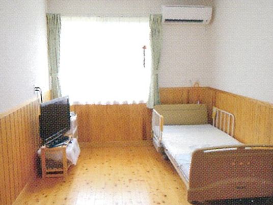 居室のベッドとテレビ  