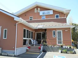 暖かみのある建物エントランス