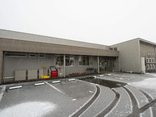 雪に覆われた施設外観