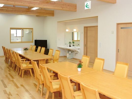 木製家具の明るい食堂