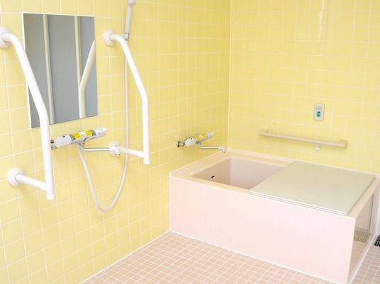 手すり付き浴室設備