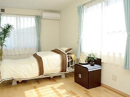 明るい一人部屋の居室