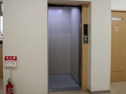 清潔なエレベーターの入口