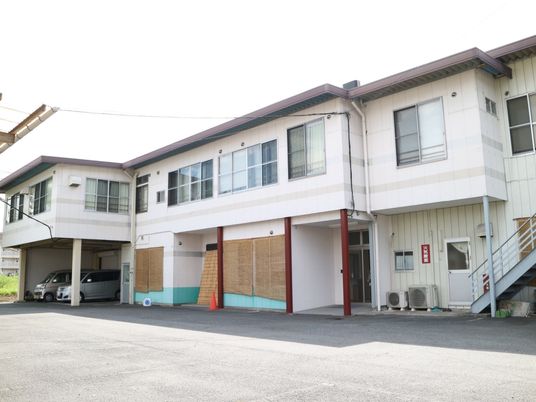 広々とした建物の外観