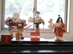 和風人形が飾られた室内