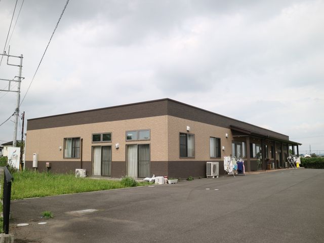 広々とした一階建て施設 外観 広い前庭があり、開放感あふれる一階建ての外観です。ゆったりとした空間を求める方にぴったりの環境が整っています。