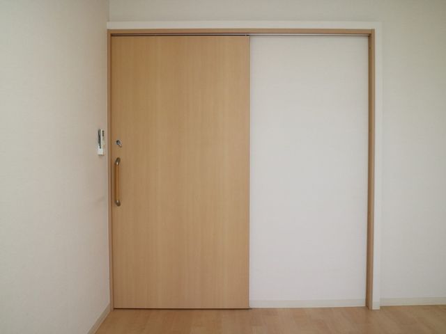 木目調の片引き戸の居室 居室 ゆったりとしたスペースのプライバシーに配慮された居室です。車椅子でも楽に出入りできる設計になっております。