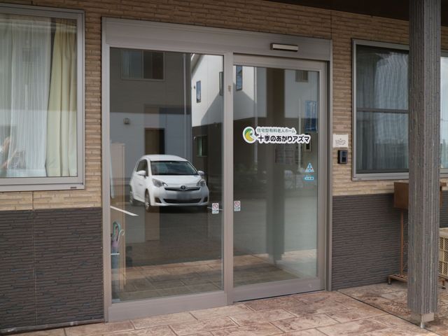 玄関エントランスの風景 外観 広々とした入り口はバリアフリー設計で、訪れる皆様を暖かく迎えます。安心してお仕事ができる環境が整っています。
