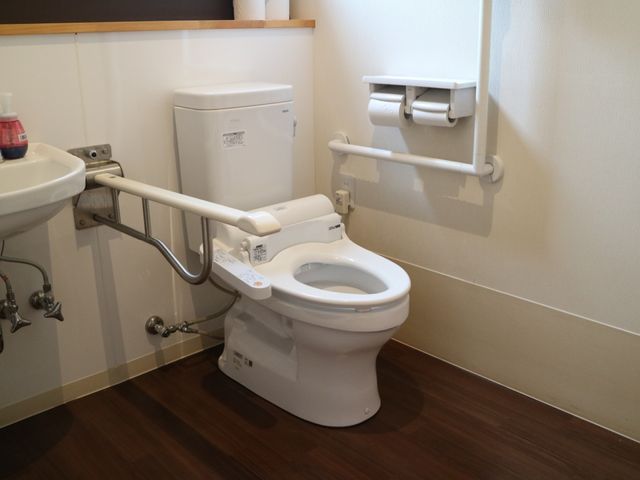 バリアフリートイレ設備 トイレ 安全に配慮された手すり完備の白いトイレです。快適性と利便性を備えた空間が整っております。
