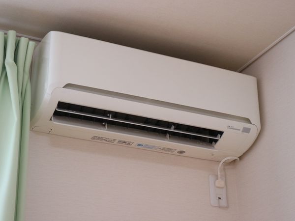壁に取り付けられたエアコン