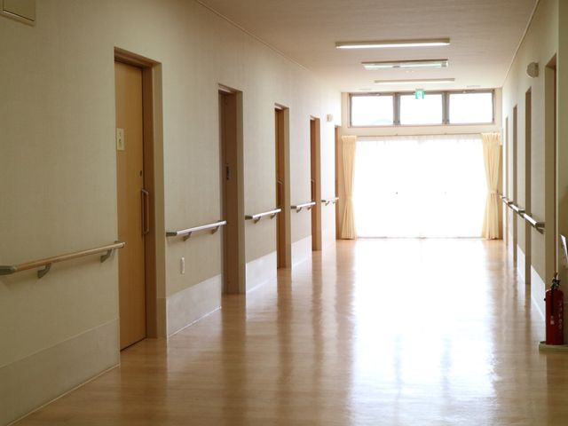 明るい廊下の風景 廊下 清潔で明るい廊下は歩きやすく、手すりも完備しています。利用者の安全と快適な移動を支援します。