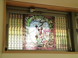 ステンドグラスの窓装飾